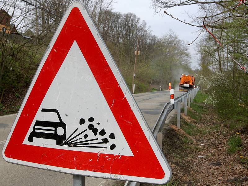 Letošní plánované opravy krajských silnic na jižní Moravě budou stát půl miliardy. Silničáři už pracují například na brněnské Rakovecké silnici. 