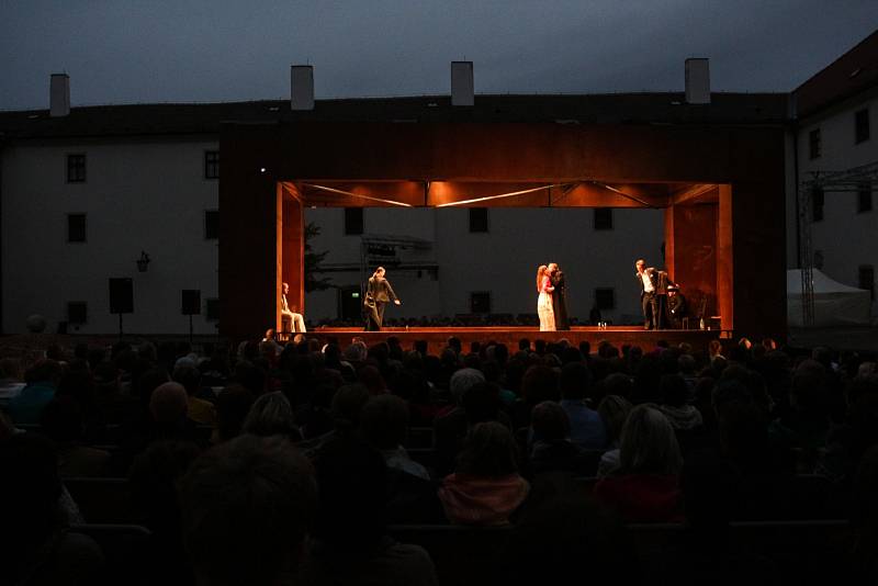 Letní shakespearovské slavnosti v Brně. Na nádvoří hradu Špilberka nabídl letos divadelní festival celkem pět titulů v patnácti reprízách. Jako poslední tragédii Othello.