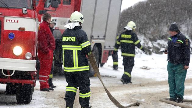 Osobní auto začalo hořet v neděli kolem deváté hodiny dopoledne v Babicích nad Svitavou na Brněnsku. Chytl od něj také rodinný dům.