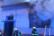 Hašení požáru rodinného domu v brněnských Bohunicích.