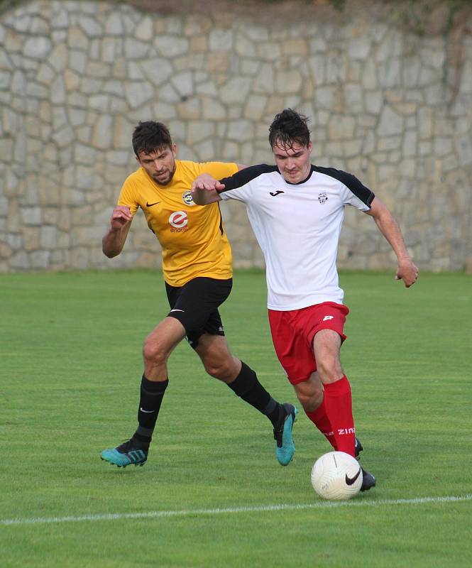 Fotbalisté Rosic (ve žlutém) porazili Frýdlant nad Ostravicí 5:1.