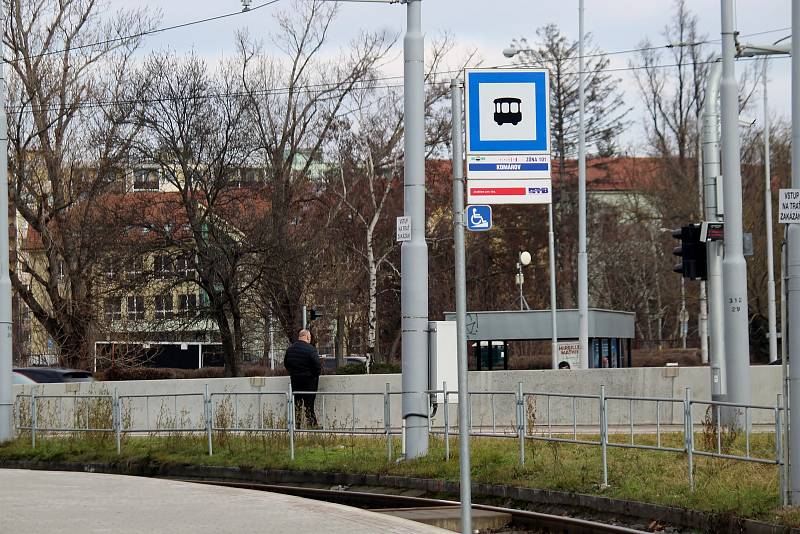 Do smyčky Komárov jezdí nyní tramvajová linka číslo 12. Dál od centra koleje nevedou.