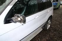 Mladík poničil v Újezdu u Brna dvě zaparkovaná auta. Na osobním automobilu Lexus nejdříve kopnul do zrcátka a pak poškrábal jeho lak. Na nedaleko zaparkovaném automobilu Hyundai pak poničil zpětné zrcátko. 