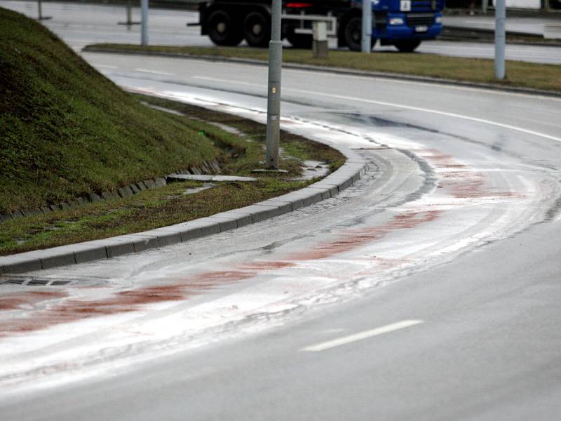 Vyteklý olej z bagru komplikoval dopravu.