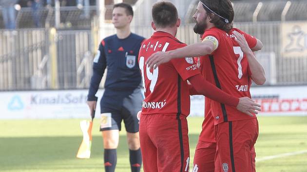 Na nově zastřešené západní tribuně stadionu v Srbské ulici si brněnští diváci vychutnali nejen lepší pohodlí, ale také vítězství domácí Zbrojovky 2:0 nad regionálním rivalem ze Zlína ve dvacátém kole první fotbalové ligy.