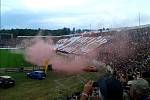 Švancarova rozlučka za Lužánkami přilákala tisíce lidí. Věří či doufají, že se podaří slavný stadion oživit i pro další zápasy.