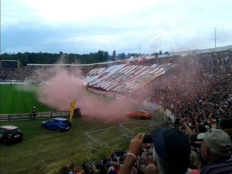 Švancarova rozlučka za Lužánkami přilákala tisíce lidí. Věří či doufají, že se podaří slavný stadion oživit i pro další zápasy.