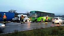 Ranní nehoda autobusu a osobního auta u Podolí omezila provoz na silnici č. 430.