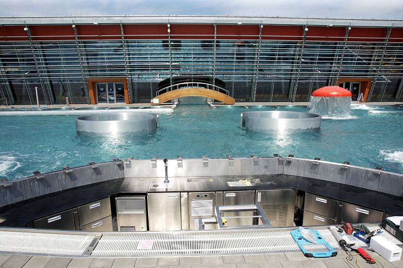 Dát si skleničku ve vodním baru přímo v bazénu nebo 7D kino nabídne od letoška Aqualand Moravia v Pasohlávkách. Do letní sezony vstupuje zařízení také s přistavěným ubytovacím komplexem. Do změn investovalo vedení zařízení 80 milionů korun.
