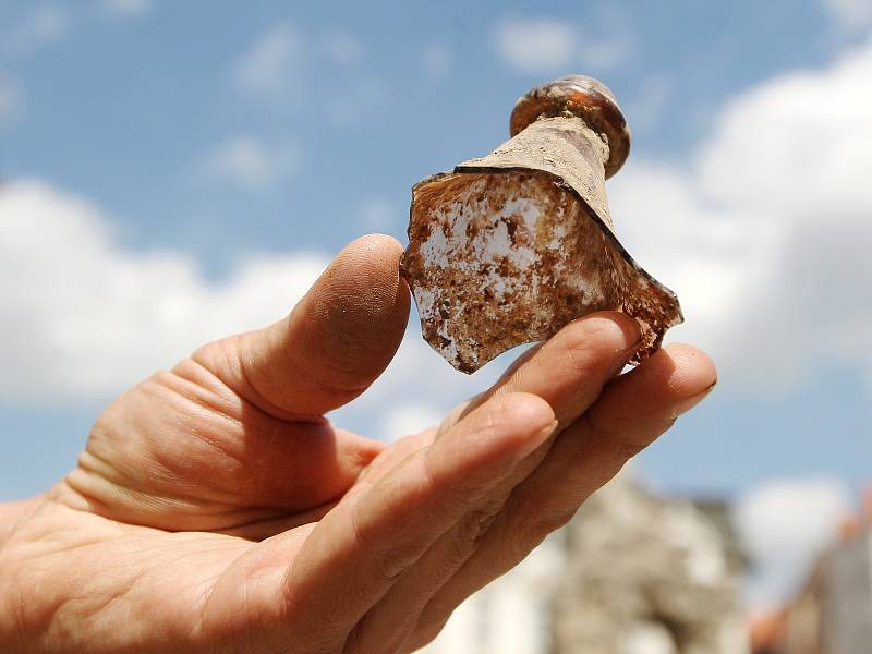 Některé z nálezů, které zatím objevili archeologové při vykopávkách na rekonstruovaném Zelném trhu.