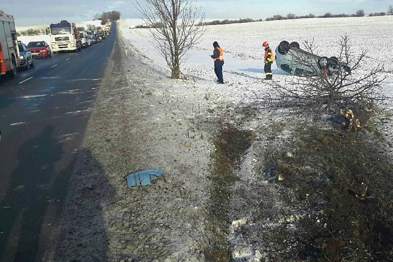 Na silnici mezi Sokolnicemi a Tuřany vyjelo osobní auto z vozovky a skončilo na střeše v poli.