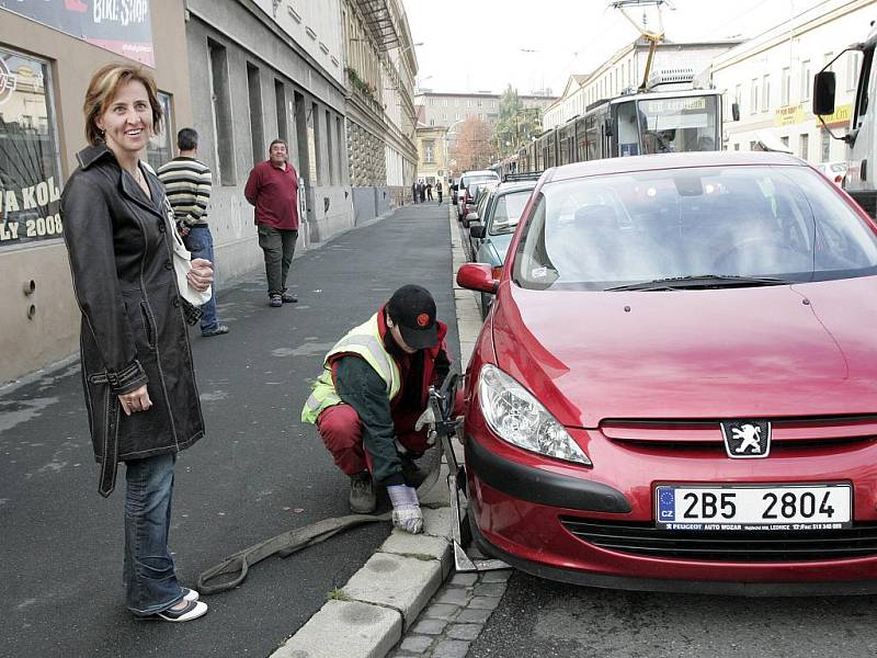 Řidička blokuje dopravu v Hybešově ulici.