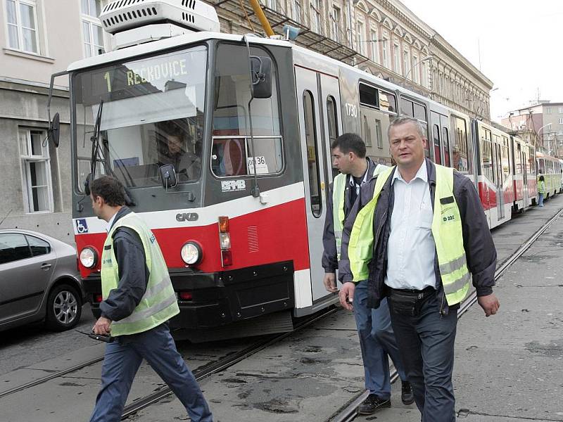 Řidička blokuje dopravu v Hybešově ulici.