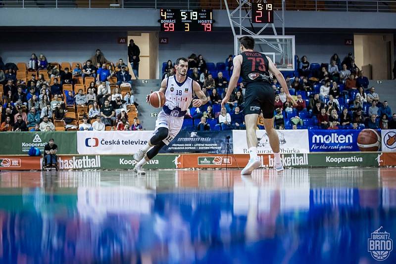 Brněnští basketbalisté (ve světlém) sehráli s favorizovaným Nymburkem vyrovnanou partii, obě mužstva se dostala přes stobodovou hranici.