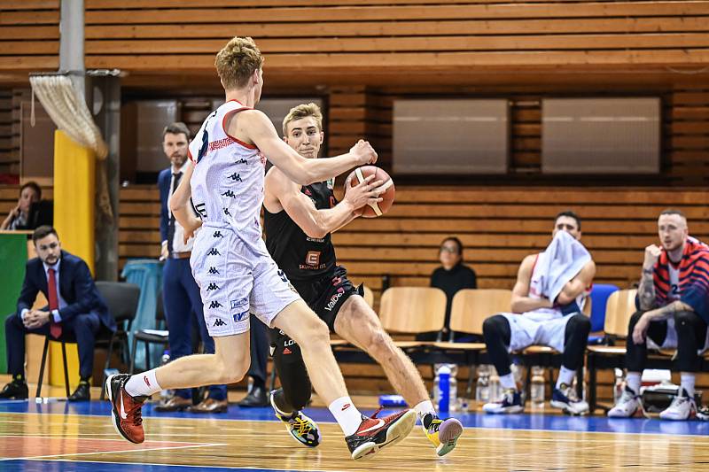 Brněnští basketbalisté (v bílém) při ligovém utkání s Nymburkem, kterému na domácí palubovce podlehli 70:88.