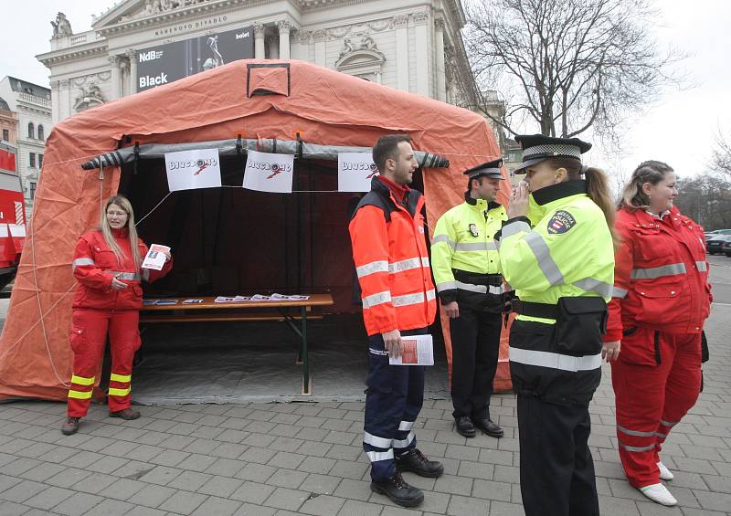 Čtvrteční cvičení hasičů a policistů v Brně při simulovaném blackoutu - hromadném výpadku elektřiny.