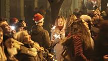 Bujaré oslavy odstartovaly v centru Brna již dlouho před půlnocí. S blížícím se přelomem roku však atmosféra vlivem ohňostrojů přímo zhoustla.