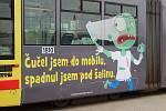 Brněnský dopravní podnik ve čtvrtek ve vozovně v Pisárkách představil zombie tramvaj.