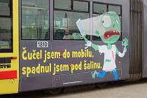 Brněnský dopravní podnik ve čtvrtek ve vozovně v Pisárkách představil zombie tramvaj.