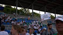 Letní evropské hry handicapované mládeže Emil Open začaly ve středu slavnostním zahajovacím ceremoniálem, na němž nechyběl průvod vlajkonošů, pochod bubeníků centrem Brna ani tradiční benefiční show Jana Krause Z očí do očí.