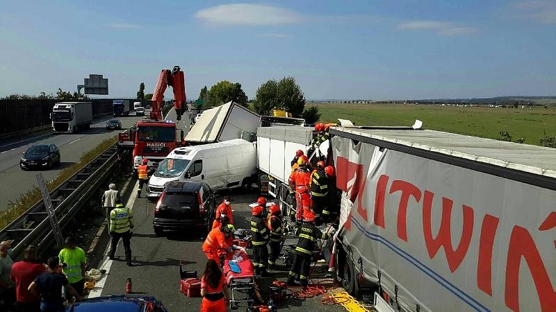 Hromadná nehoda se stala ve středu dopoledne na 189. kilometru dálnice D1 u Brna. Nejméně tři lidé zemřeli.