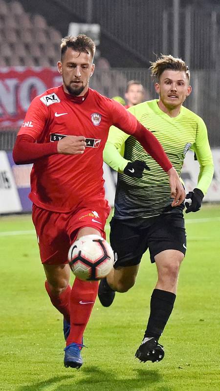 Domácí FC Zbrojovka Brno v červeném proti 1. SK Prostějov.