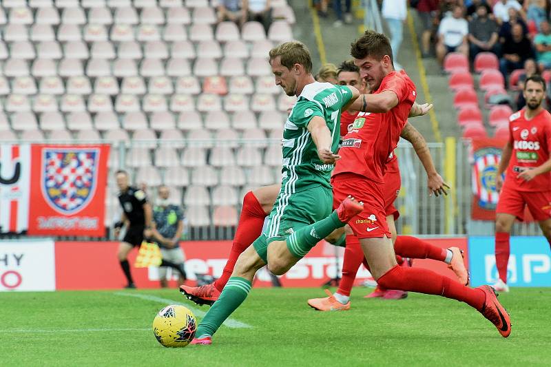 Obránce Jakub Černín (v červeném) v souboji s Petrem Hronkem z Bohemians Praha.