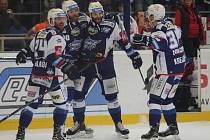 Hokejisté Komety Brno (v modrém) zvítězili ve třetím finálovém utkání 3:2 a ujali se vedení v sérii 2:1 na zápasy.