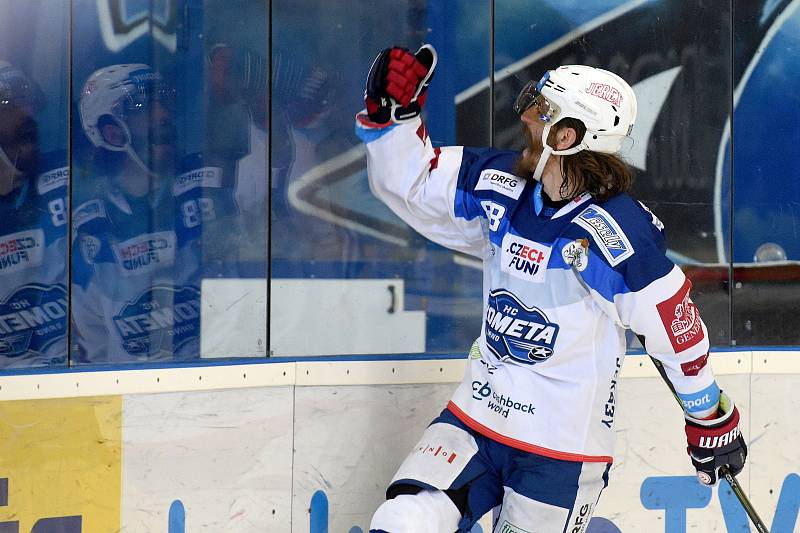 Domácí HC Kometa Brno v bílém (Peter Randy Mueller) proti HC Litvínov.