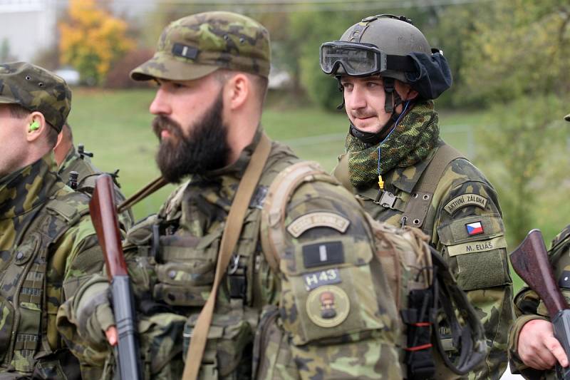 V areálu rozvodny v Sokolnicích na Brněnsku ve středu cvičili zásahy vojáci, policisté a záchranáři Českého červeného kříže.