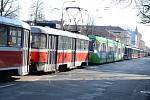  Obrnit trpělivostí se museli lidé, kteří v úterý kolem poledne cestovali v Brně tramvají od Semilassa k Moravskému náměstí. Provoz na kolejích se totiž na hodinu a čtvrt kvůli technické závadě na tramvaji zastavil a cestující museli čekat.