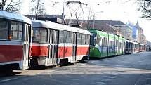  Obrnit trpělivostí se museli lidé, kteří v úterý kolem poledne cestovali v Brně tramvají od Semilassa k Moravskému náměstí. Provoz na kolejích se totiž na hodinu a čtvrt kvůli technické závadě na tramvaji zastavil a cestující museli čekat.