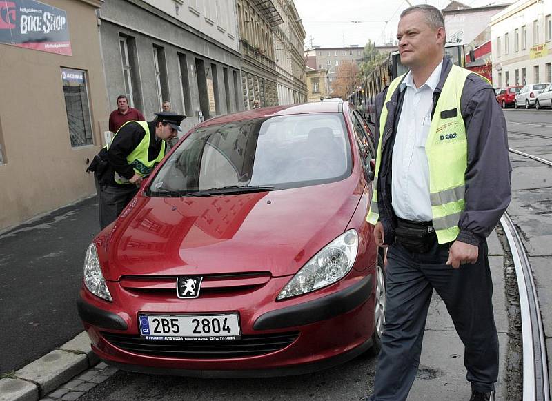 Řidička blokuje dopravu v Hybešově ulici.