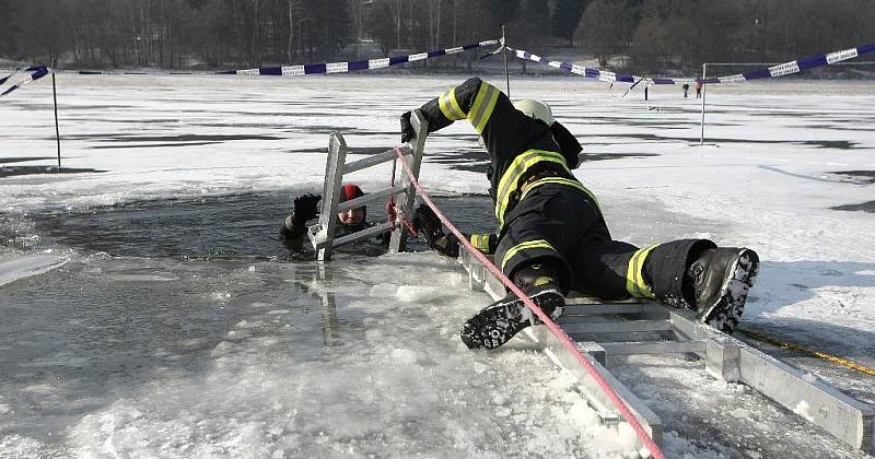 Hasiči nacvičovali záchranu tonoucího na brněnské přehradě.