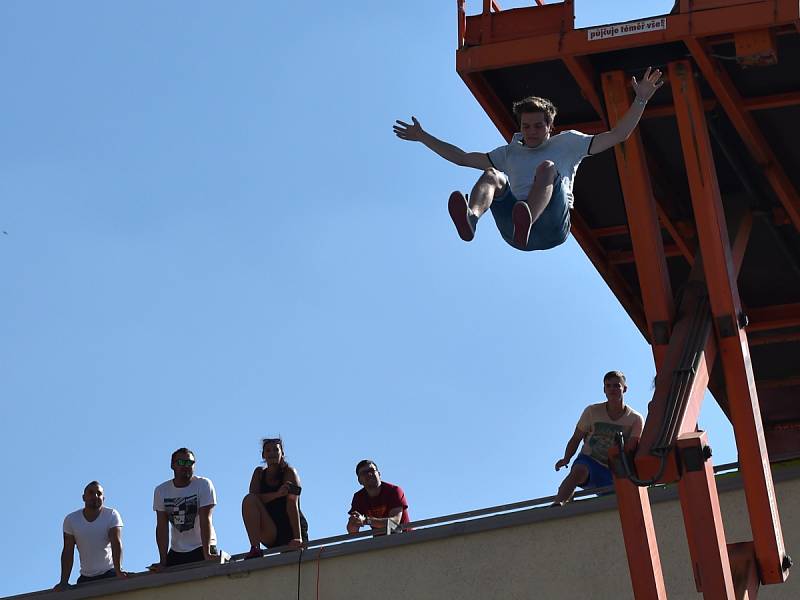 Patnáct metrů volným pádem se proletěli v sobotu lidé, kteří sebrali odvahu skočit z terasy brněnské AZ Tower. 