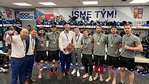 Na fotce bývalých i budoucích hráčů z Komety, kteří vybojovali na mistrovství světa bronz, je i Jakub Flek (čtvrtý zprava):
