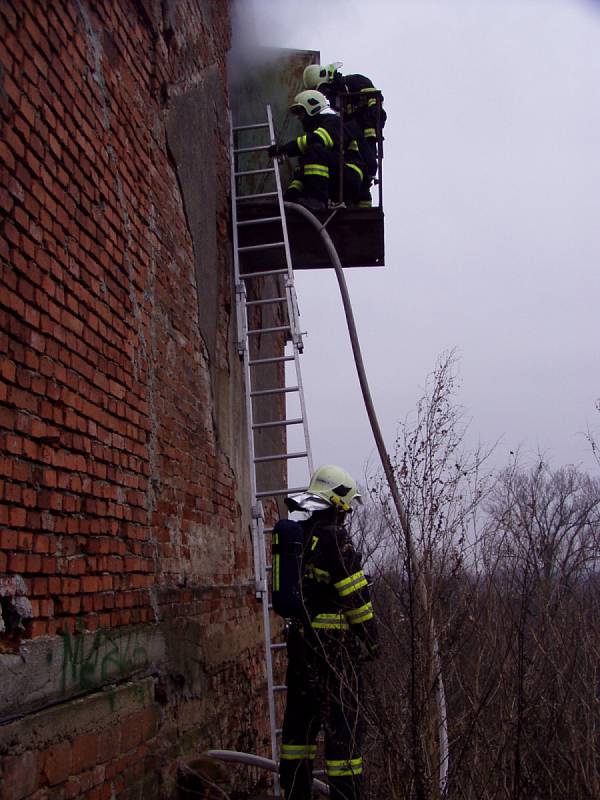 Hasiče zaměstnal požár chaty ve Vinohradské ulici v Brně.