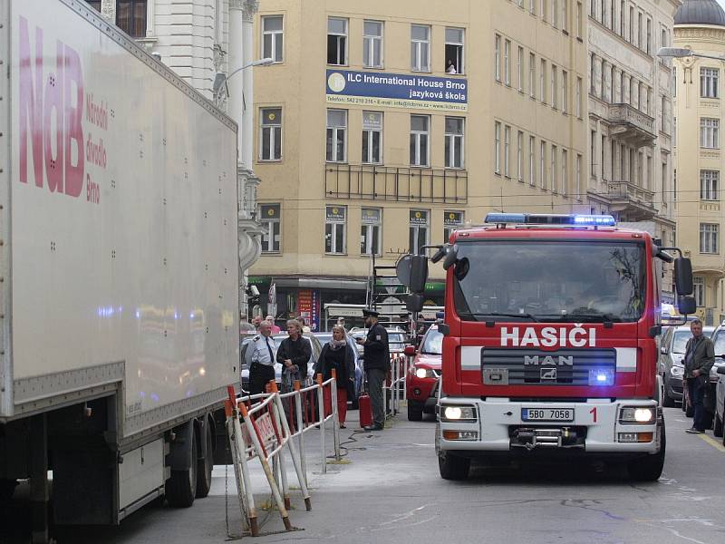 Požár kulisárny u Mahenova divadla v Brně. V pátek dopoledne divadlo přerušilo dětské představení, budovu musely opustit stovky lidí.