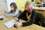 Žáci prvního stupně Základní školy Kotlářská v Brně v pondělí absolvovali první antigenní testy na Covid-19.