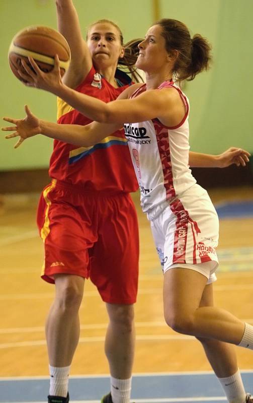 Svěřenky trenéra Viktora Pruši porazily v neděli těsně Spartu 72:70.