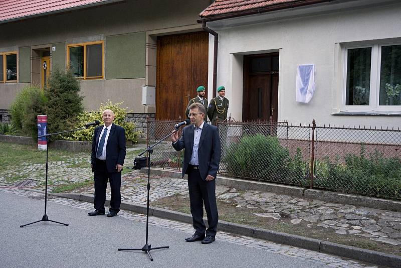 K poctě lékaře a vojáka Josefa Liškutína v Tvarožné odhalili desku a pokřtili knihu.