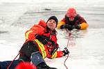 Že není záchrana lidí v zimě žádná legrace, ukázali v sobotu brněnští záchranáři spolu s Fakultou sportovních studií na přehradě.