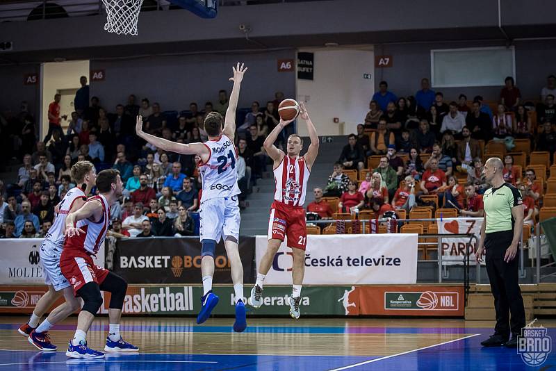 Brněnští basketbalisté (v bílém) před víc než tisíci diváky porazili Pardubice 83:71.