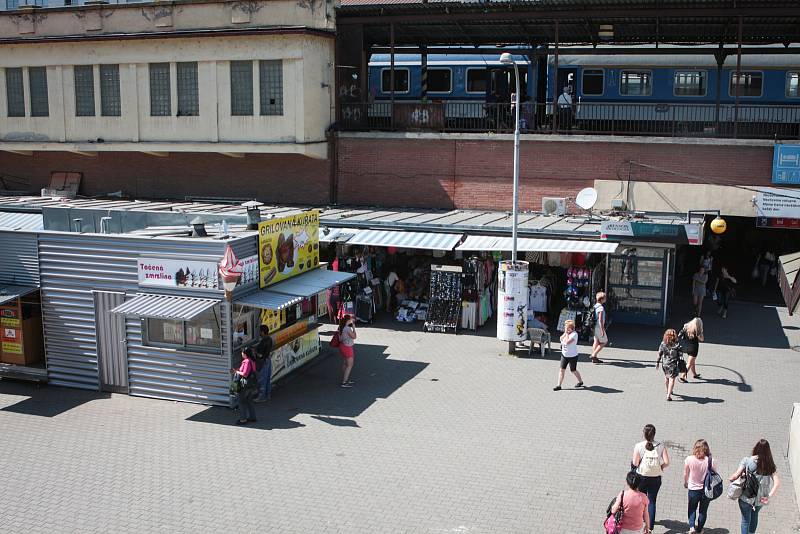 Trhovci postupně opouštějí prostor mezi podchodem pod brněnským hlavním nádražím a obchodním domem Tesco.