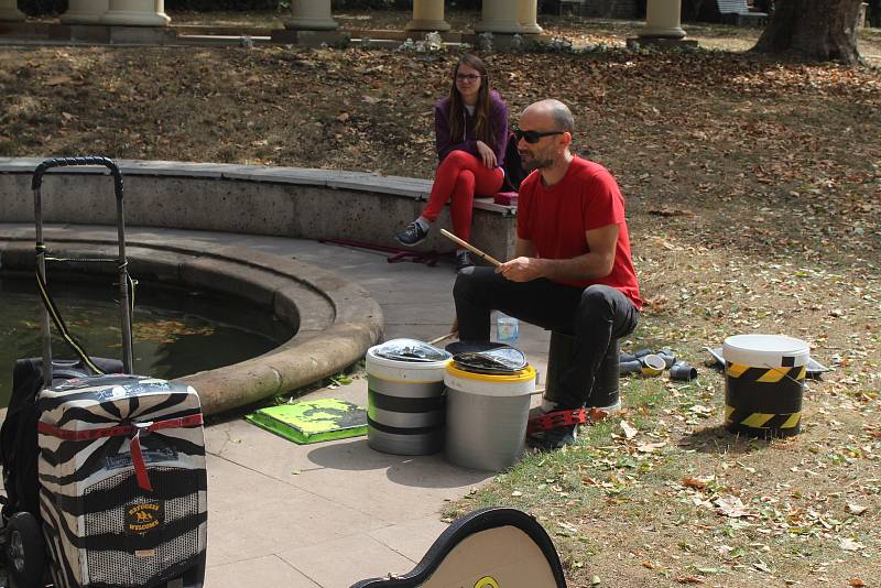 Umělci v Brně hráli na autech, balkónech, rikšách i na ulici. Součástí festivalu Maraton hudby byl i busking