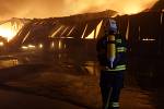 V Ivančicích v noci ze soboty na neděli hořela skladovací hala v areálu bývalého Ekotexu. Zasahovalo sto hasičů. Foto: HZS JMK