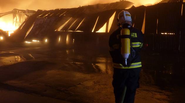 V Ivančicích v noci ze soboty na neděli hořela skladovací hala v areálu bývalého Ekotexu. Zasahovalo sto hasičů. Foto: HZS JMK