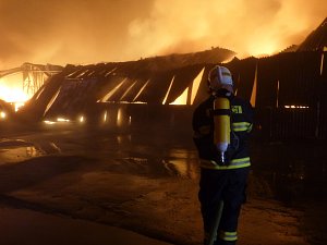 V Ivančicích v noci ze soboty na neděli hořela skladovací hala v areálu bývalého Ekotexu. Zasahovalo sto hasičů. Foto: HZS JMK