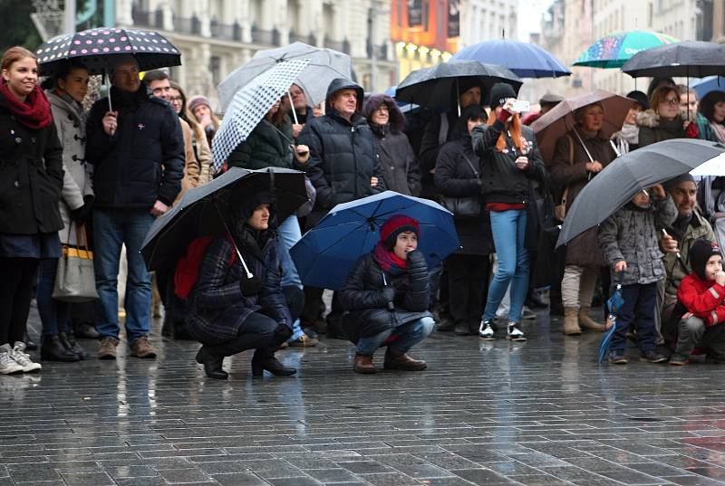 Zhruba dvě stě lidí přišlo na vzpomínkovou akci k 17. listopadu na brněnské náměstí Svobody.