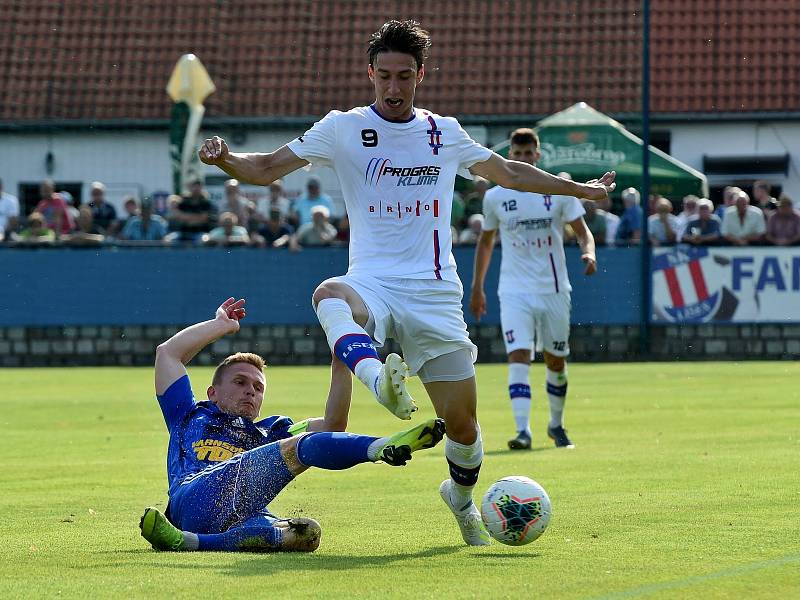 První kolo druhé ligy mezi domácí SK Líšeň (v bílém) a fotbalovým klubem z Varnsdorfu.